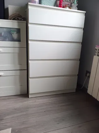 Cajonera blanca de madera y plástico