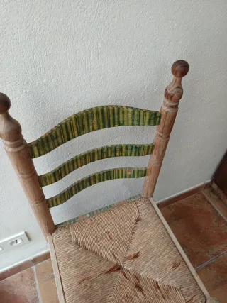 Silla de madera con asiento de yute