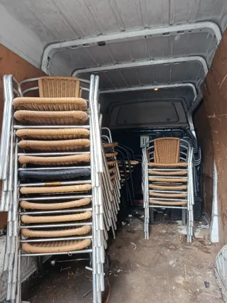 Sillas de bar metálicas y mimbre