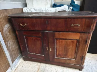 Cómoda de madera antigua