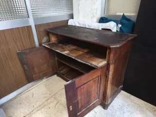 Cómoda de madera antigua
