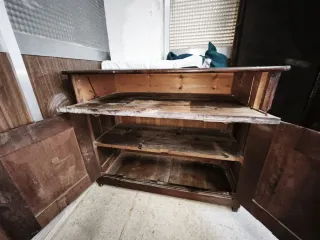 Cómoda de madera antigua