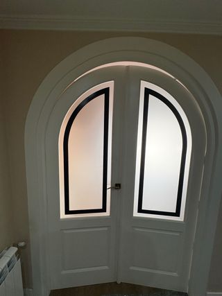 Puerta de salón blanca con cristal