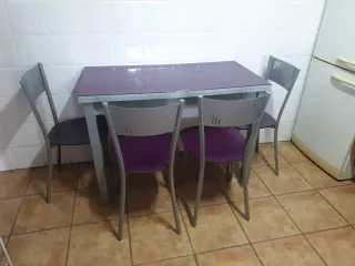 Mesa y 4 sillas cocina morado