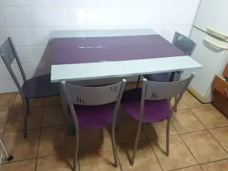 Mesa y 4 sillas cocina morado