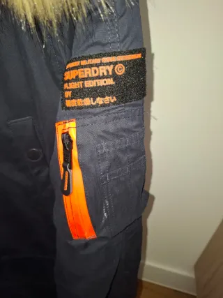 Parka Superdry azul con detalles naranja