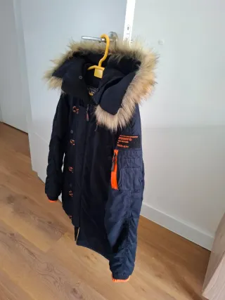 Parka Superdry azul con detalles naranja