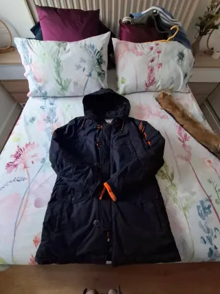 Parka Superdry azul con detalles naranja