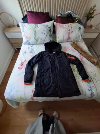 Parka Superdry azul con detalles naranja