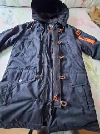 Parka Superdry azul con detalles naranja