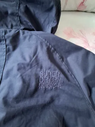 Parka Superdry azul con detalles naranja