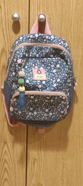 Mochila de paseo, marca Enso, con estampado floral