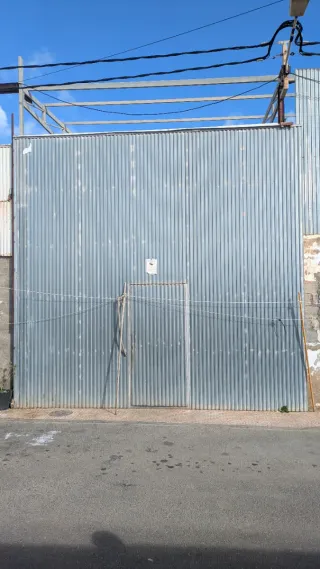 Puerta metálica corredera industrial.