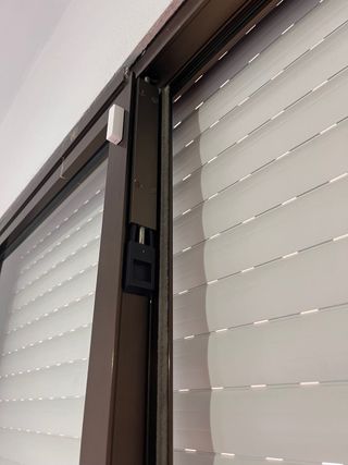 Puerta aluminio abatible