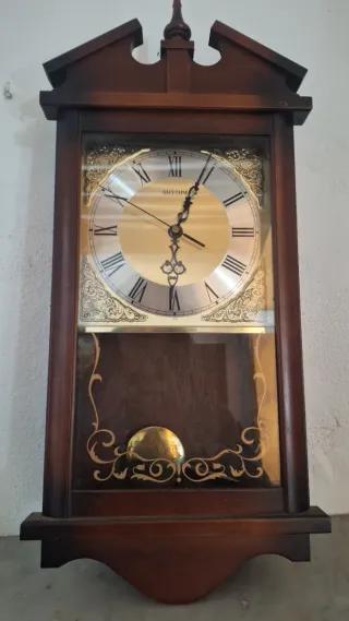 Reloj de péndulo de madera