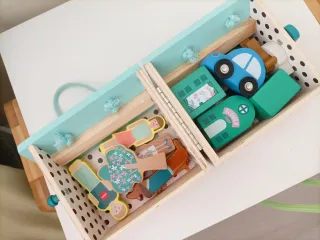 Casita de madera con figuras y accesorios