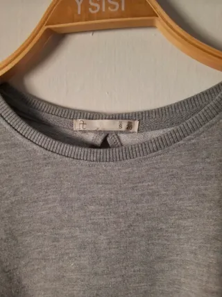 Sudadera gris oversize con parche de flor