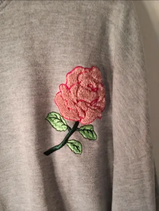 Sudadera gris oversize con parche de flor