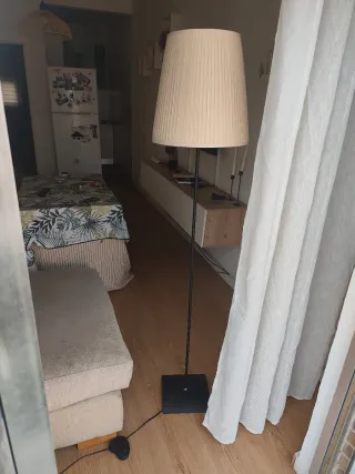 Lámpara de pie beige y negra