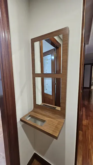 Recibidor de madera con espejo