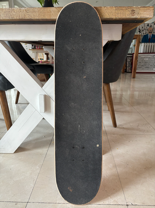 Patineta con diseño de fuego y demonio