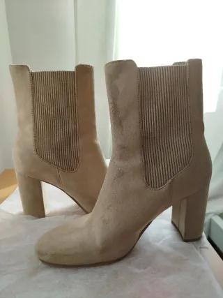 Botines Chelsea tacón medio beige