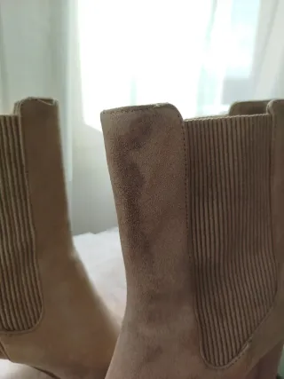 Botines Chelsea tacón medio beige