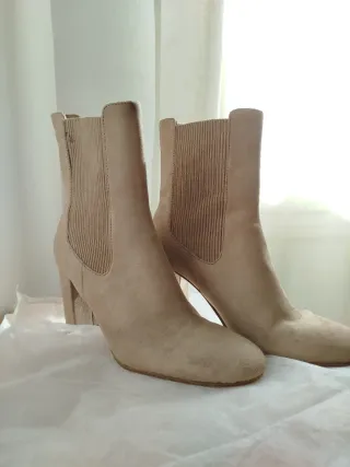 Botines Chelsea tacón medio beige
