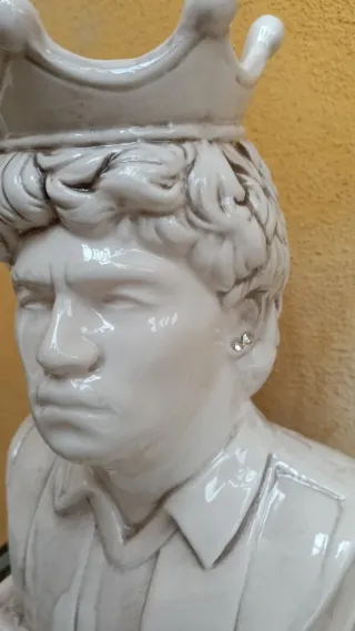 Busto Maradona porta pianta