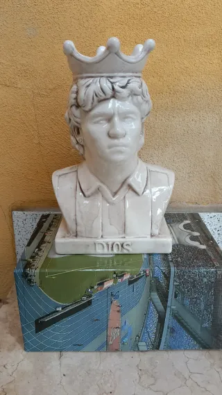Busto Maradona porta pianta