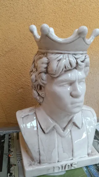 Busto Maradona porta pianta