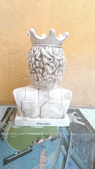 Busto Maradona porta pianta