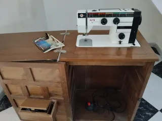 Máquina de coser Alfa con mueble