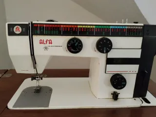 Máquina de coser Alfa con mueble