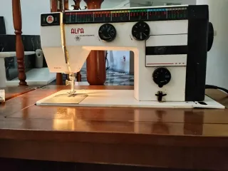 Máquina de coser Alfa con mueble
