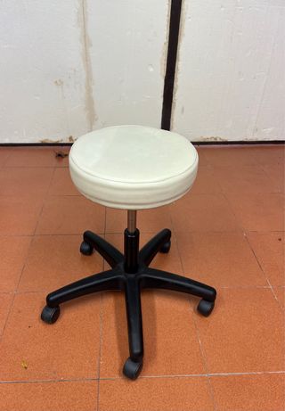 Taburete giratorio con ruedas