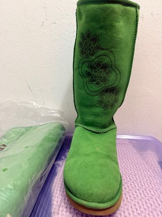 Stivali UGG alti verdi con design floreale