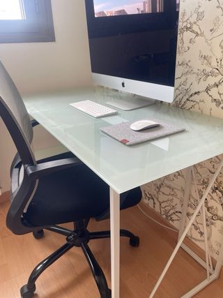 Escritorio de cristal y metal