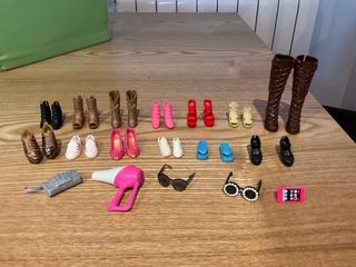Lote de zapatos y accesorios para muñecas Barbie