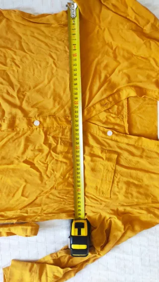 Vestido camisero amarillo con cinturón