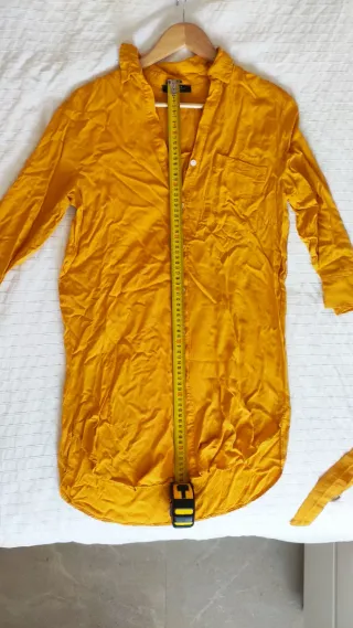 Vestido camisero amarillo con cinturón