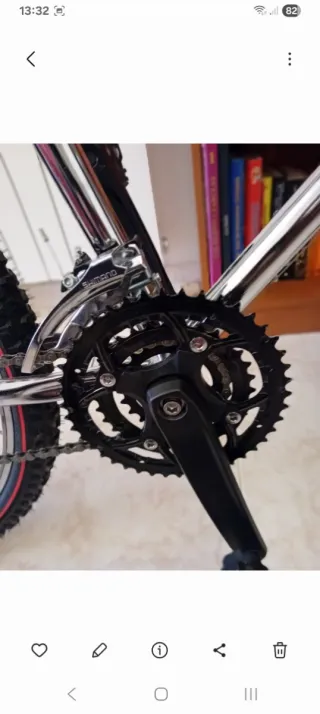 Bicicleta de montaña plateada