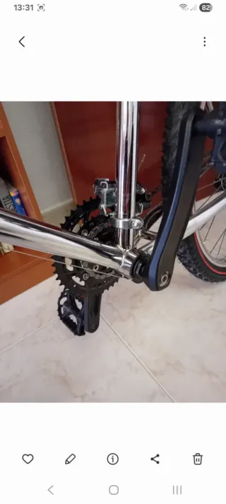 Bicicleta de montaña plateada