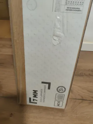 Suelo laminado 7mm cuatro paquetes.