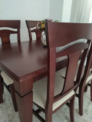 Mesa de comedor con 4 sillas en madera
