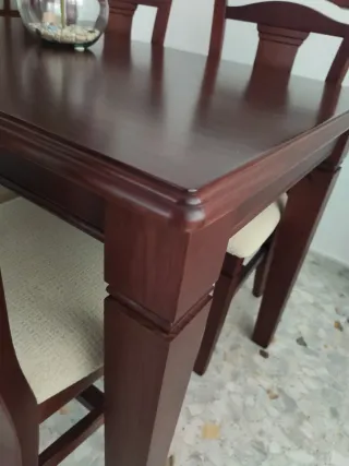 Mesa de comedor con 4 sillas en madera