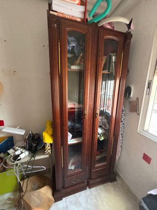 Vitrina de madera y cristal