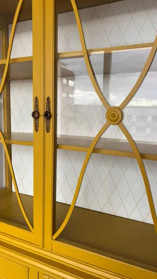 Vitrina antigua mostaza madera y cristal