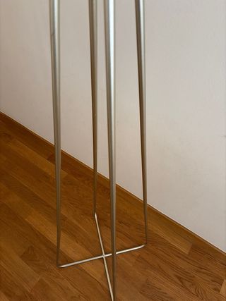 Perchero pie Maisons du Monde dorado mate