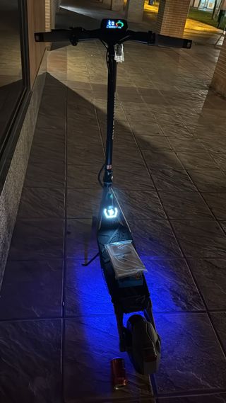 Patinete Smartgyro Evo acompanhado con casco